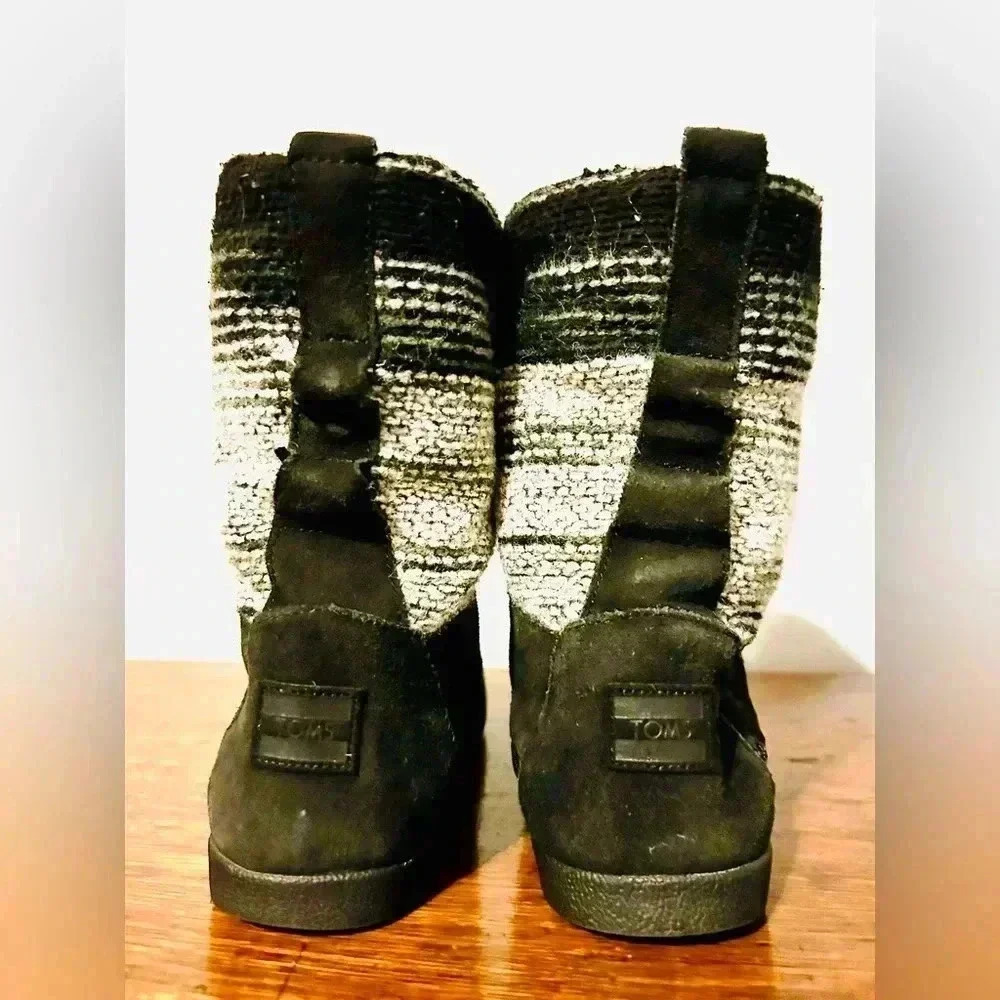 TOMS 7.5 women’s moccasin, slouch style white, grey, black fur lined flat boots
